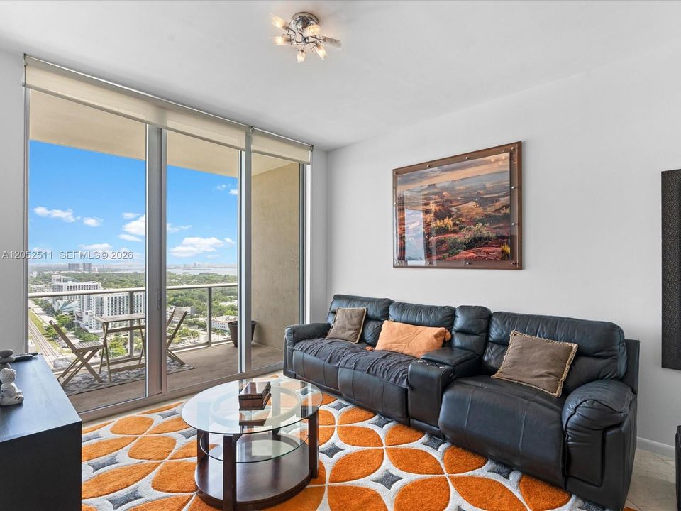 For Rent: $3,750 (1 beds, 1 baths, 735 Square Feet)