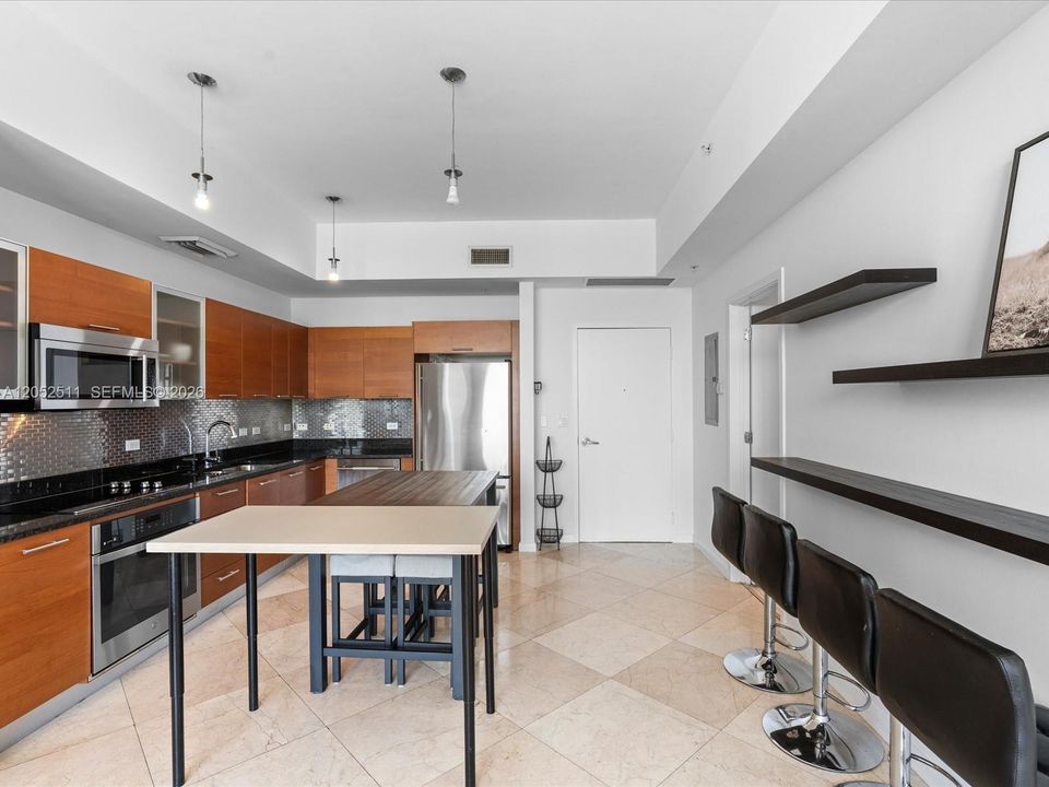 For Rent: $3,750 (1 beds, 1 baths, 735 Square Feet)