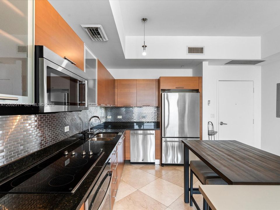 For Rent: $3,750 (1 beds, 1 baths, 735 Square Feet)