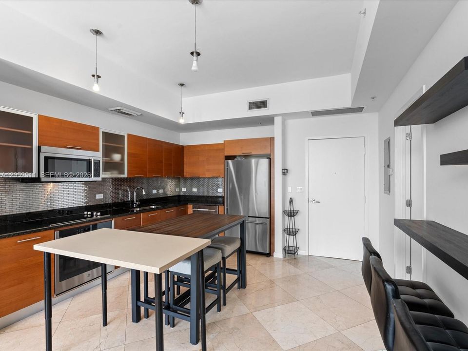 For Rent: $3,750 (1 beds, 1 baths, 735 Square Feet)