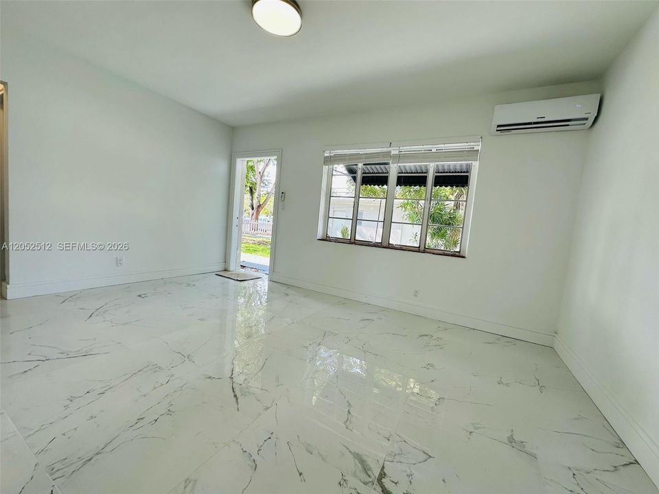 For Rent: $1,700 (1 beds, 1 baths, 550 Square Feet)