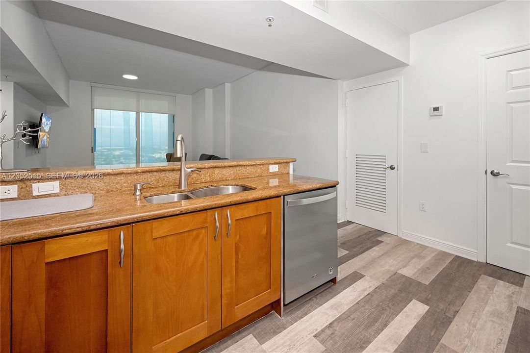 For Sale: $272,000 (1 beds, 1 baths, 915 Square Feet)