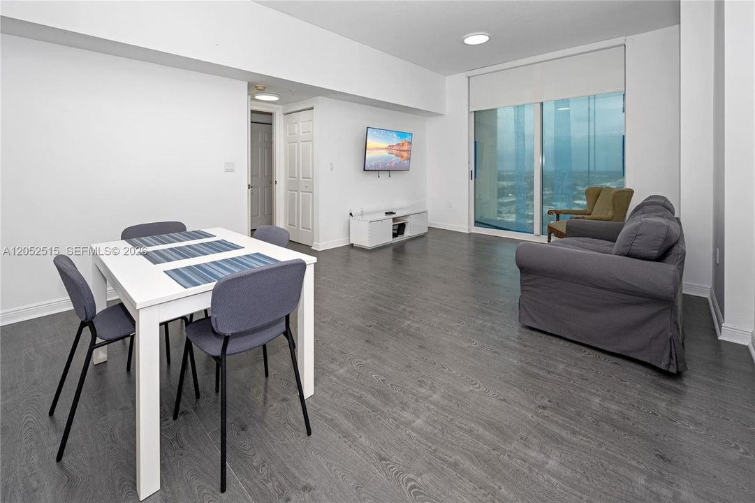 For Sale: $272,000 (1 beds, 1 baths, 915 Square Feet)