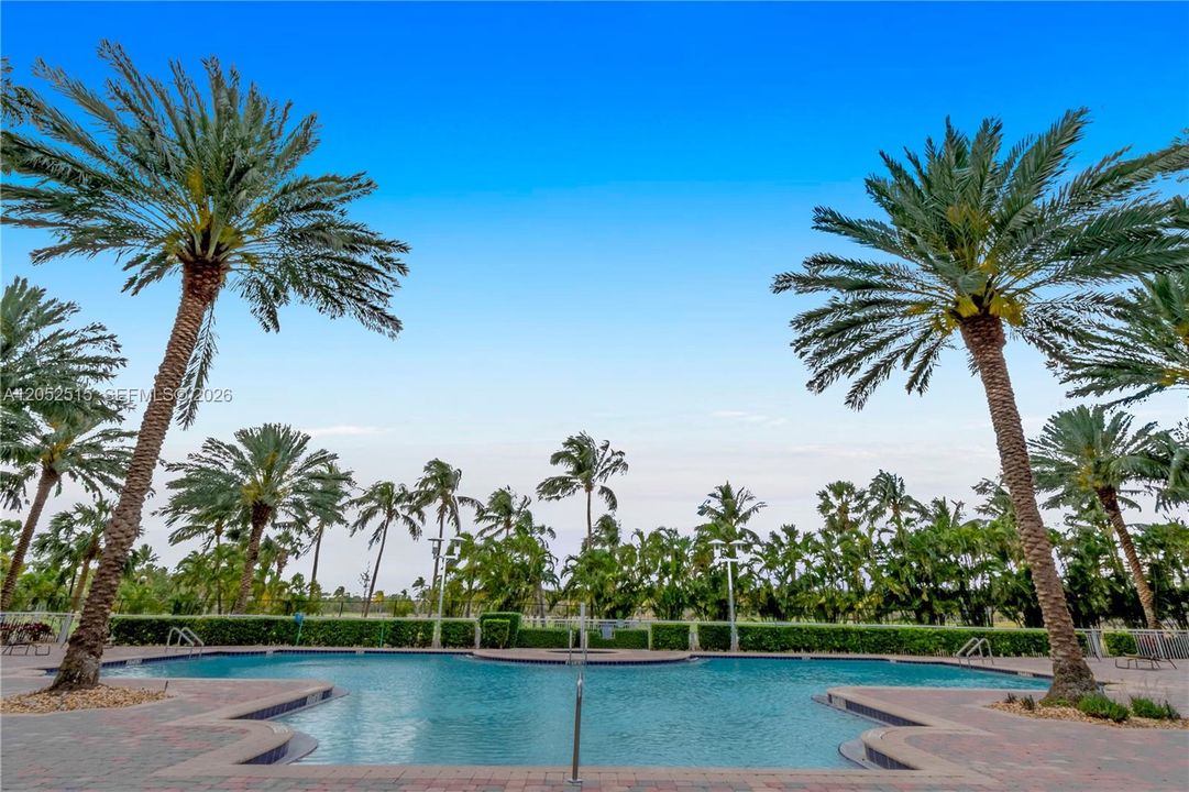 For Sale: $272,000 (1 beds, 1 baths, 915 Square Feet)