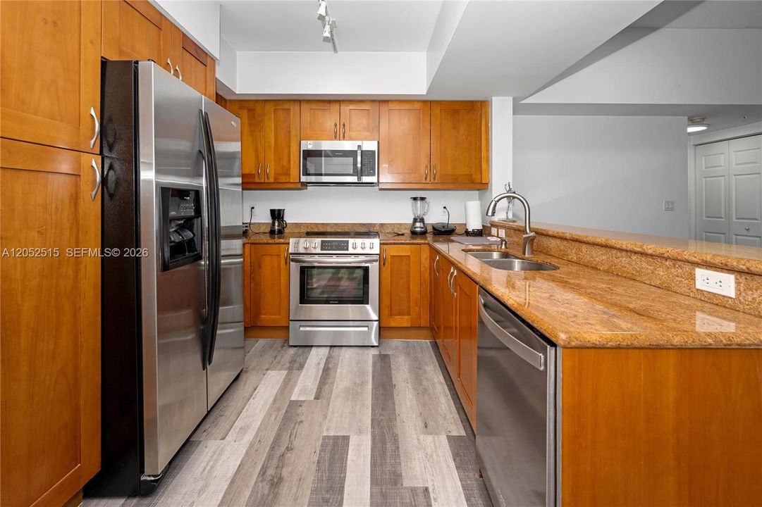 For Sale: $272,000 (1 beds, 1 baths, 915 Square Feet)