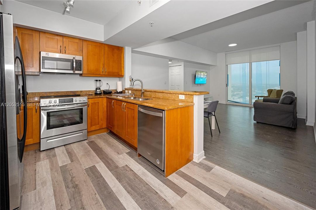 For Sale: $272,000 (1 beds, 1 baths, 915 Square Feet)