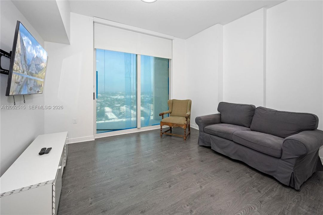 For Sale: $272,000 (1 beds, 1 baths, 915 Square Feet)