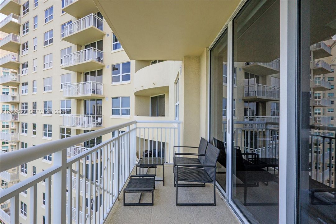 For Rent: $3,325 (2 beds, 2 baths, 1175 Square Feet)