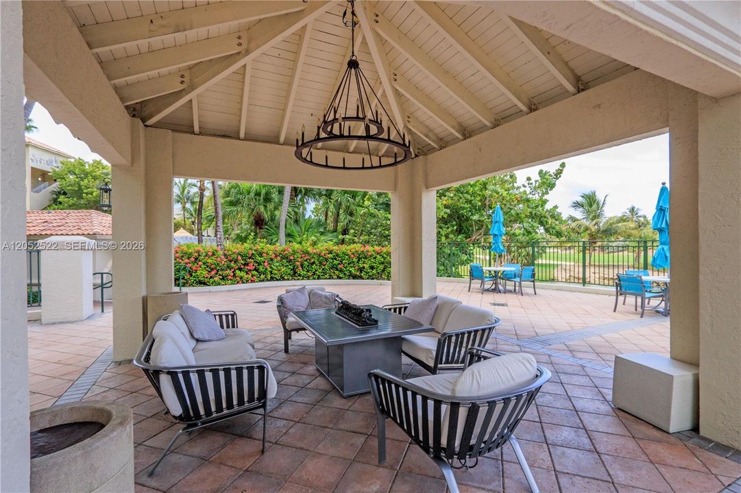 For Rent: $3,325 (2 beds, 2 baths, 1175 Square Feet)