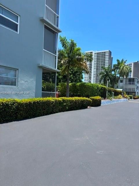 For Sale: $165,000 (1 beds, 1 baths, 755 Square Feet)