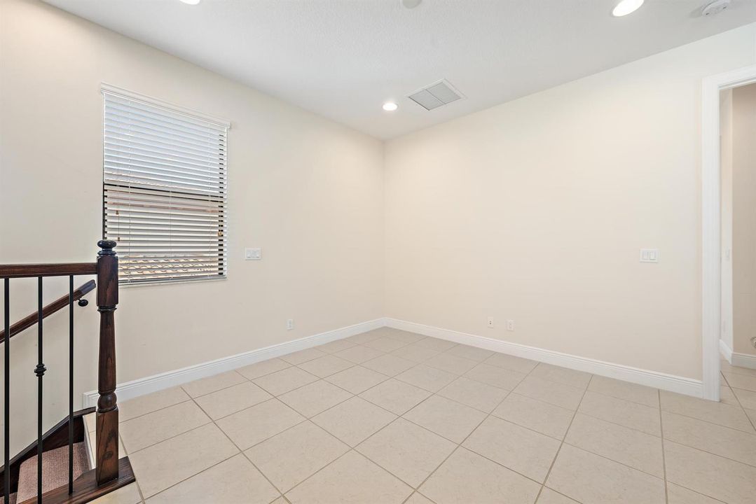 8023 Hobbes Wy-33