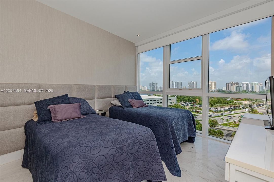 For Sale: $1,400,000 (2 beds, 2 baths, 1649 Square Feet)