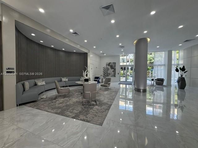 For Sale: $395,000 (2 beds, 2 baths, 1073 Square Feet)