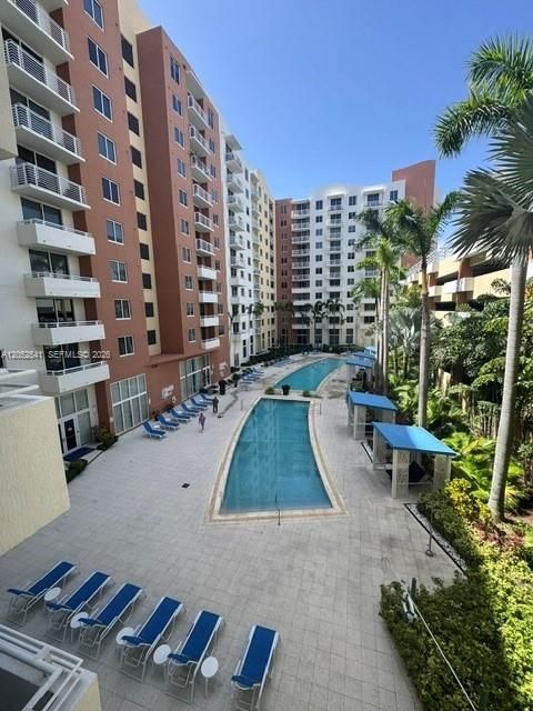 For Sale: $395,000 (2 beds, 2 baths, 1073 Square Feet)