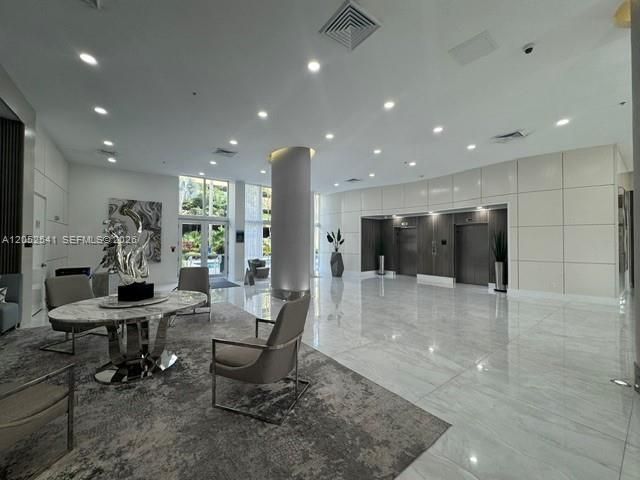 For Sale: $395,000 (2 beds, 2 baths, 1073 Square Feet)
