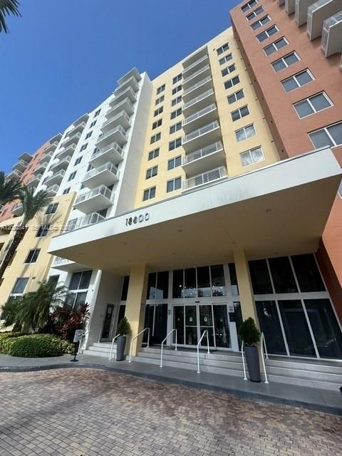 For Sale: $395,000 (2 beds, 2 baths, 1073 Square Feet)