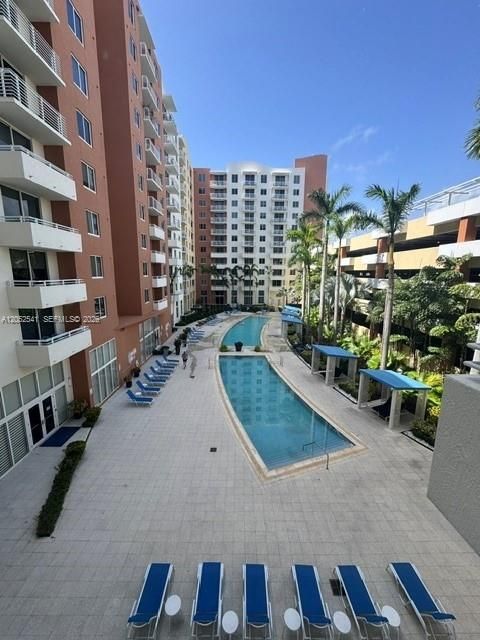 For Sale: $395,000 (2 beds, 2 baths, 1073 Square Feet)