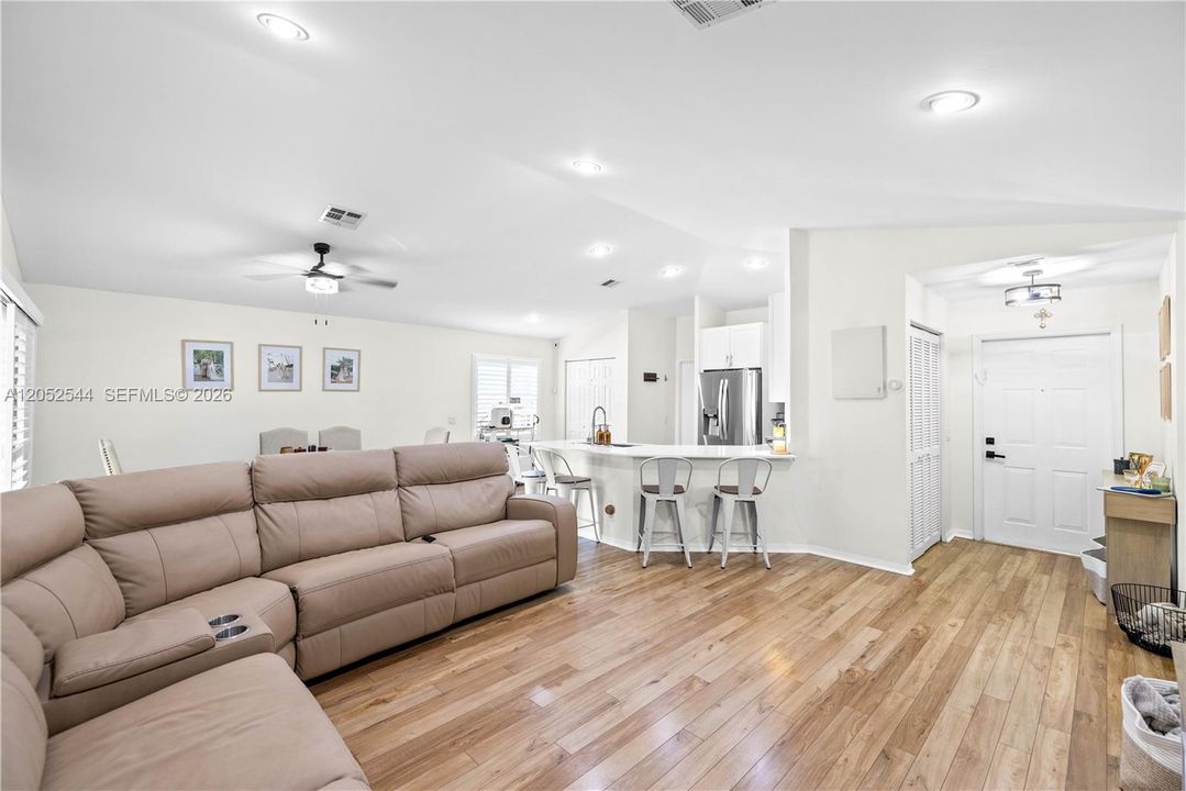 En Venta: $565,000 (2 camas, 2 baños, 1153 Pies cuadrados)