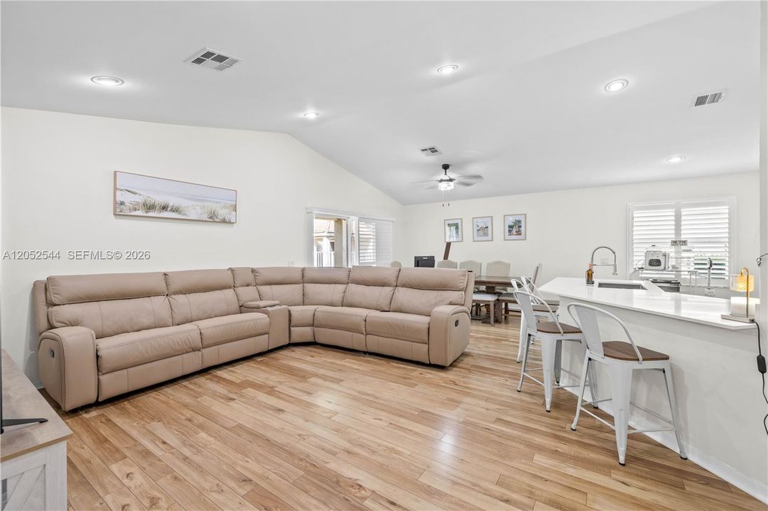 En Venta: $565,000 (2 camas, 2 baños, 1153 Pies cuadrados)