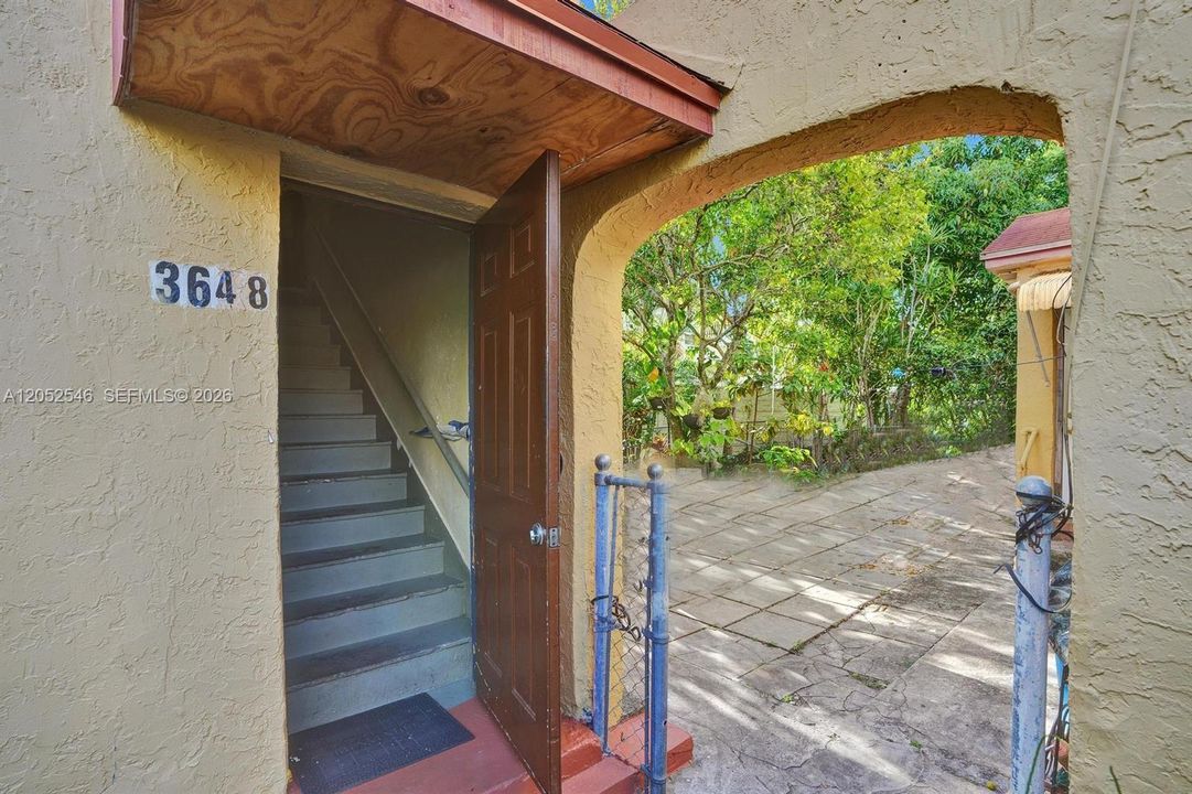 En Renta: $1,600 (6 camas, 3 baños, 600 Pies cuadrados)