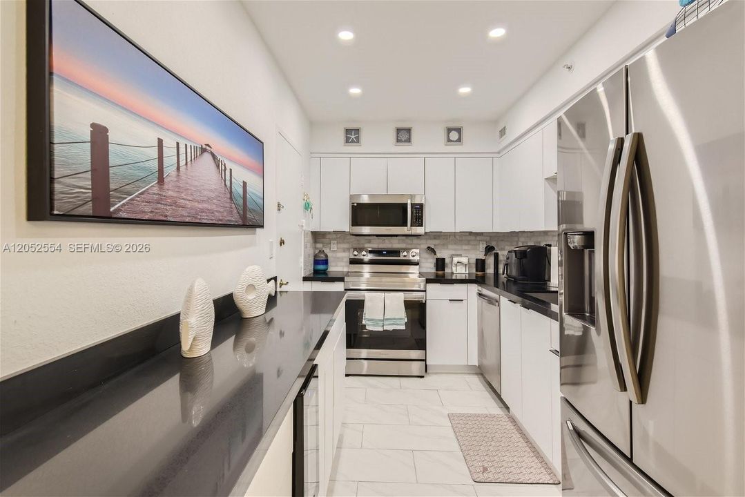 For Rent: $3,800 (2 beds, 2 baths, 835 Square Feet)