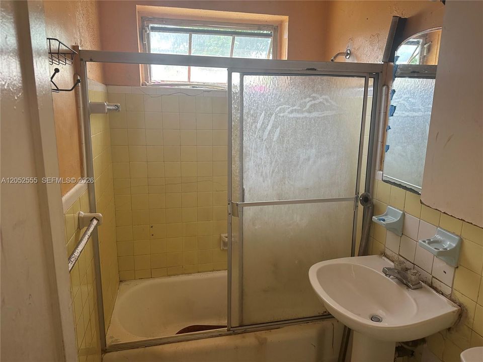 На продажу: $349,000 (2 спален, 1 ванн, 895 Квадратных фут)