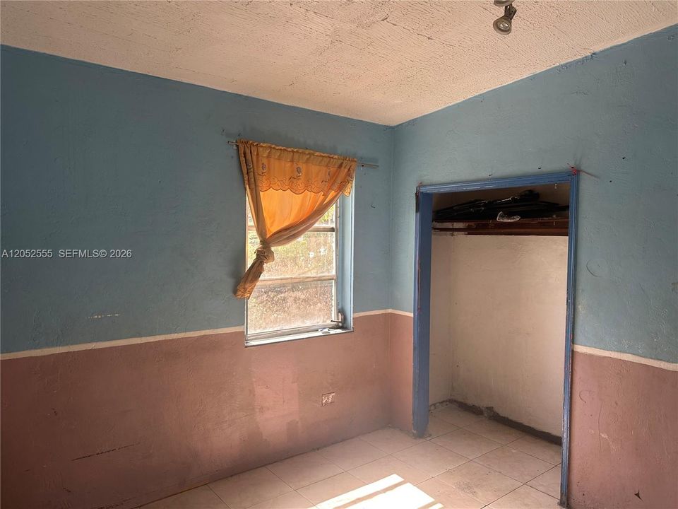 На продажу: $349,000 (2 спален, 1 ванн, 895 Квадратных фут)