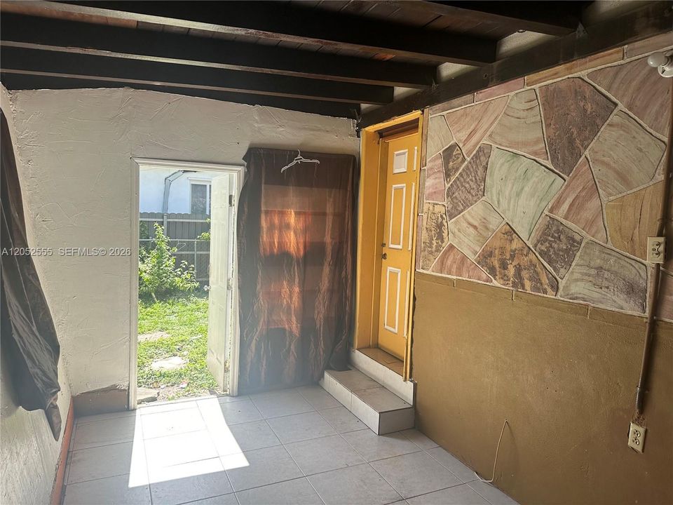 На продажу: $349,000 (2 спален, 1 ванн, 895 Квадратных фут)