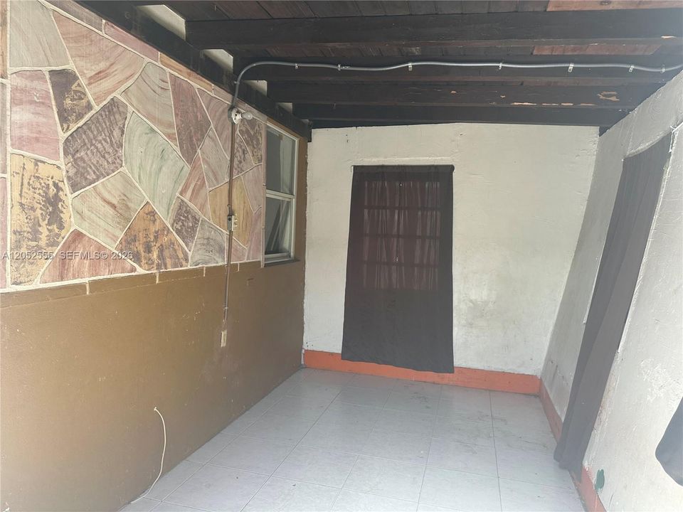 На продажу: $349,000 (2 спален, 1 ванн, 895 Квадратных фут)