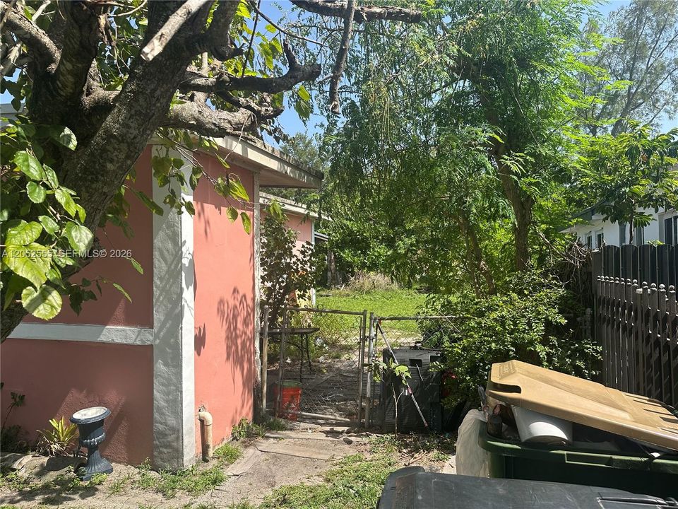 На продажу: $349,000 (2 спален, 1 ванн, 895 Квадратных фут)