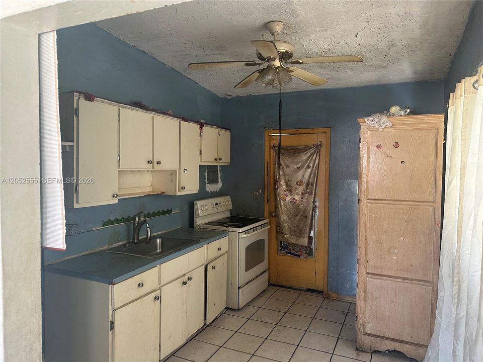 На продажу: $349,000 (2 спален, 1 ванн, 895 Квадратных фут)