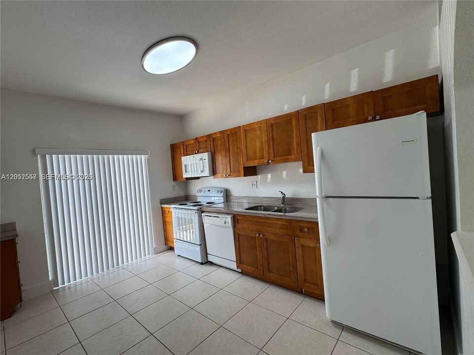 For Rent: $2,500 (3 beds, 2 baths, 992 Square Feet)