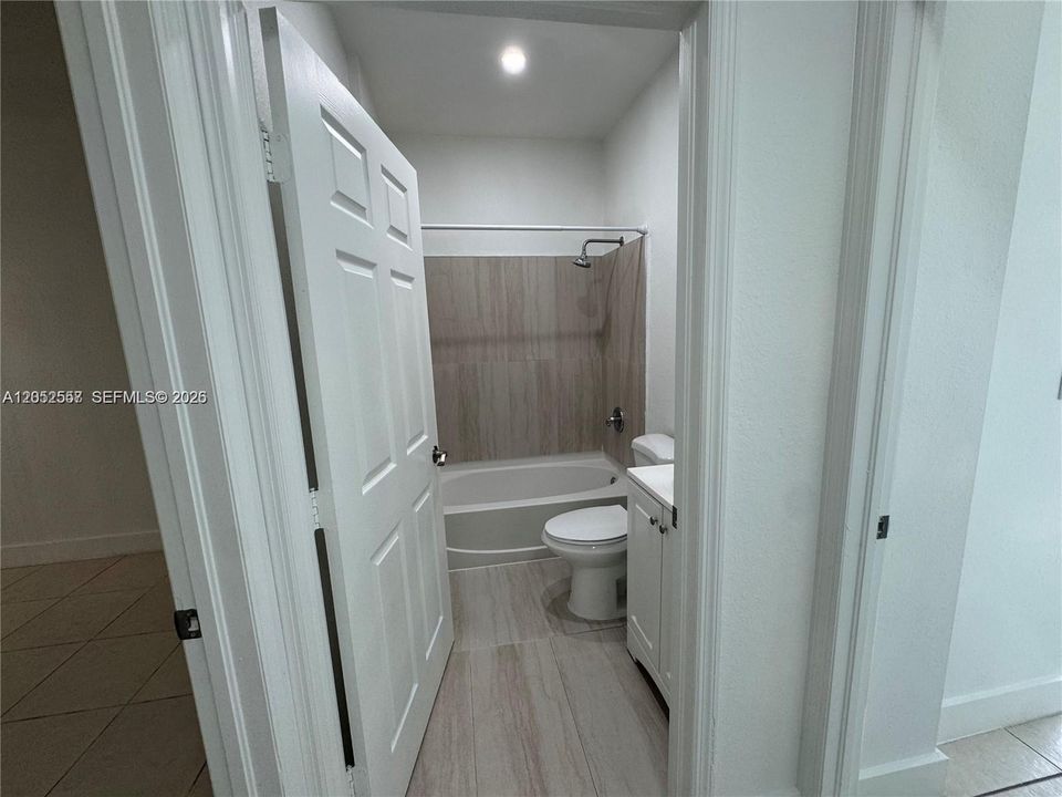 For Rent: $2,500 (3 beds, 2 baths, 992 Square Feet)