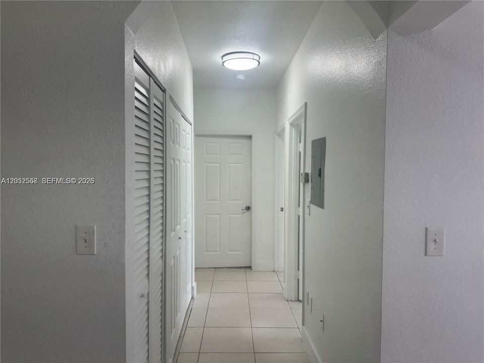 For Rent: $2,500 (3 beds, 2 baths, 992 Square Feet)