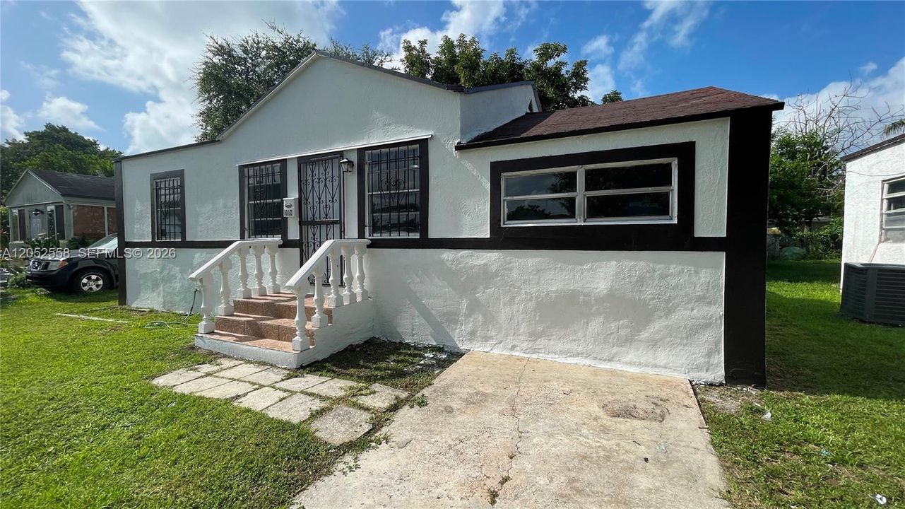 For Rent: $2,700 (3 beds, 1 baths, 1021 Square Feet)