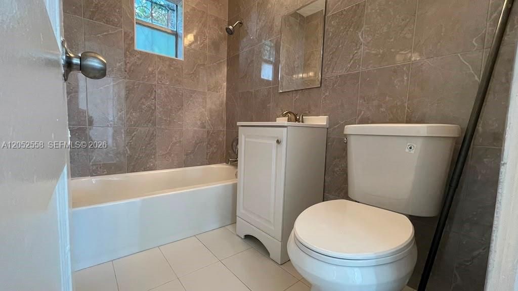 For Rent: $2,700 (3 beds, 1 baths, 1021 Square Feet)