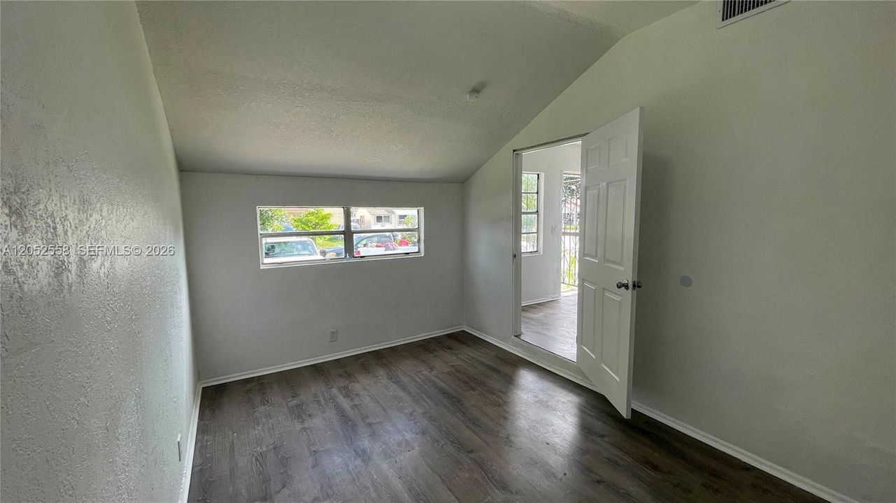 For Rent: $2,700 (3 beds, 1 baths, 1021 Square Feet)