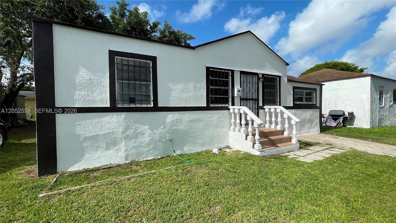 For Rent: $2,700 (3 beds, 1 baths, 1021 Square Feet)