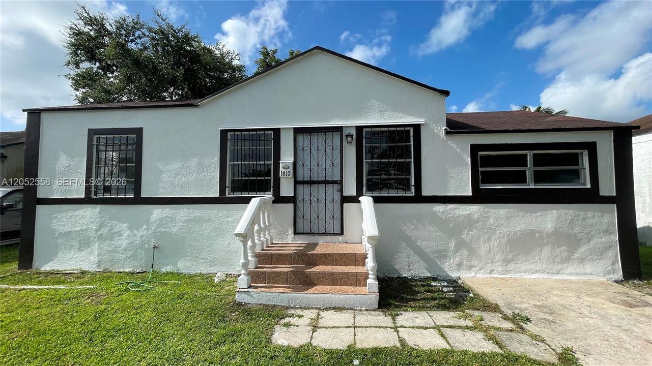 For Rent: $2,700 (3 beds, 1 baths, 1021 Square Feet)
