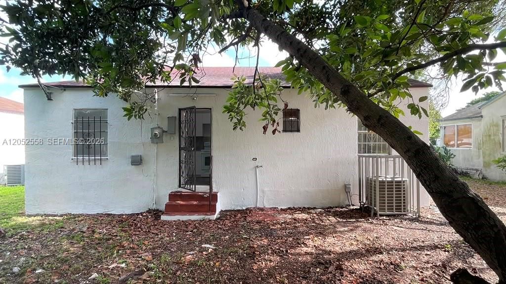 For Rent: $2,700 (3 beds, 1 baths, 1021 Square Feet)