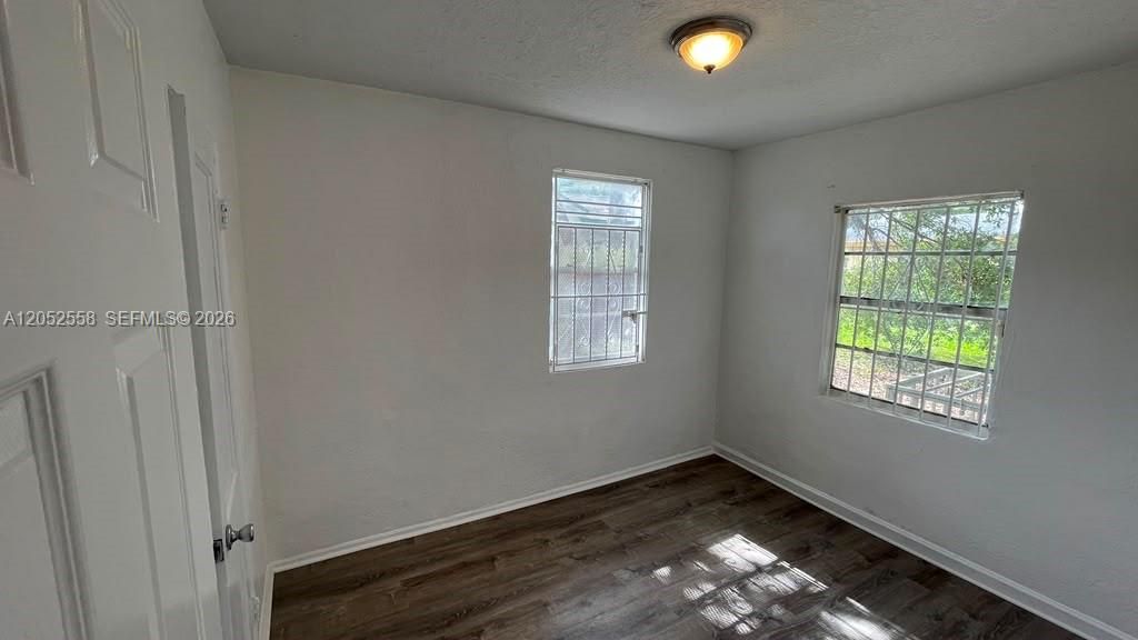 For Rent: $2,700 (3 beds, 1 baths, 1021 Square Feet)