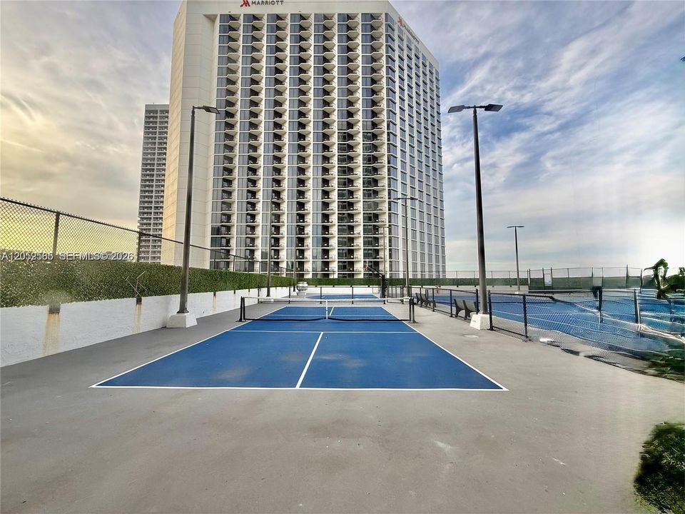 For Rent: $2,800 (1 beds, 1 baths, 800 Square Feet)