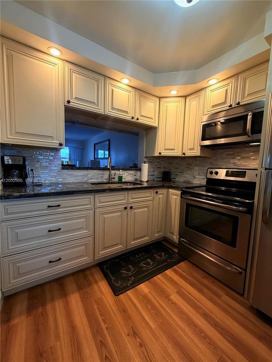 For Rent: $3,000 (1 beds, 1 baths, 641 Square Feet)