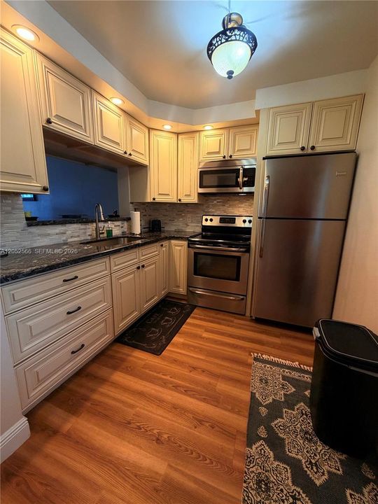 For Rent: $3,000 (1 beds, 1 baths, 641 Square Feet)