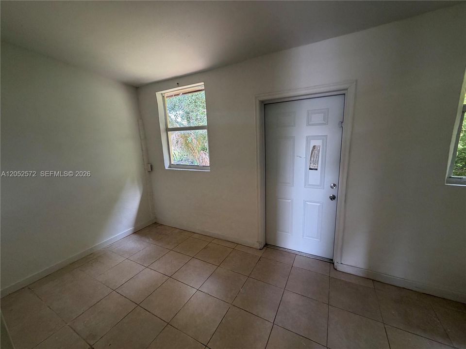 For Rent: $1,900 (2 beds, 1 baths, 1452 Square Feet)
