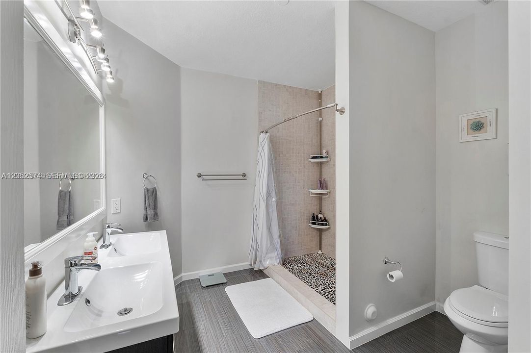For Rent: $3,700 (3 beds, 2 baths, 1700 Square Feet)