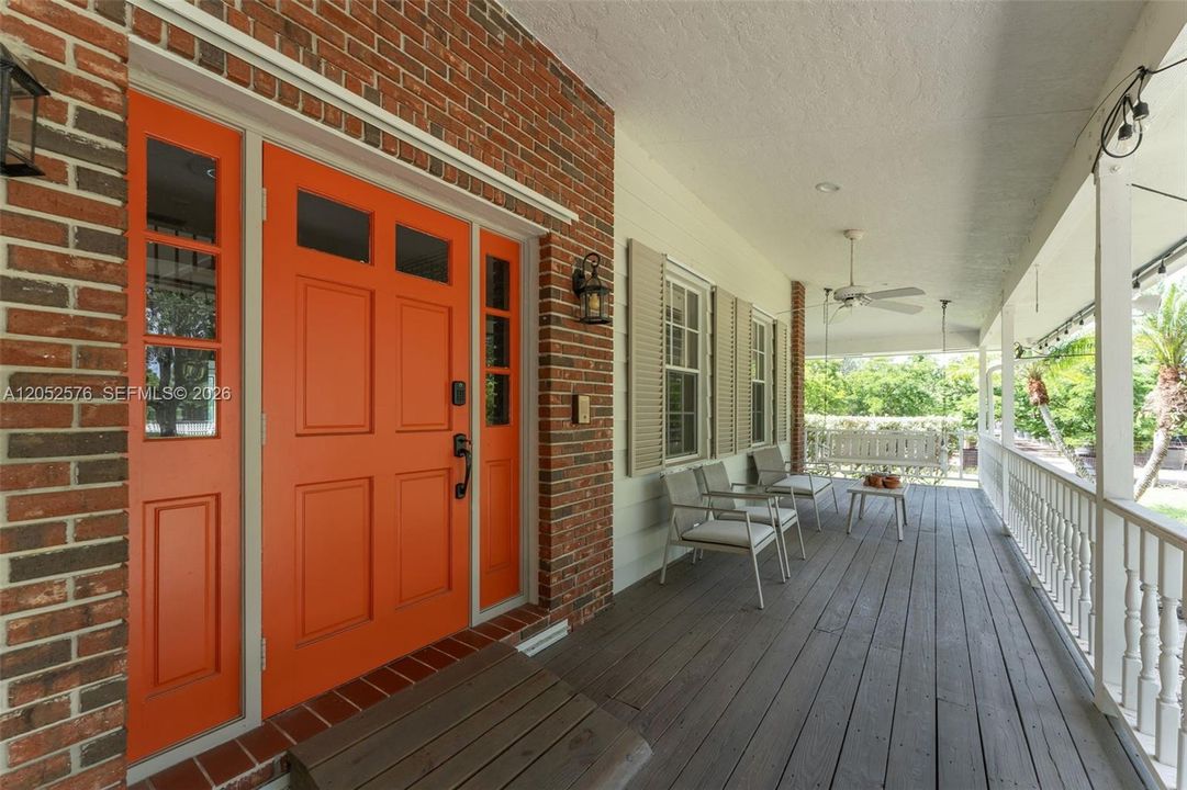 lg front porch w swing.. luv it!!!