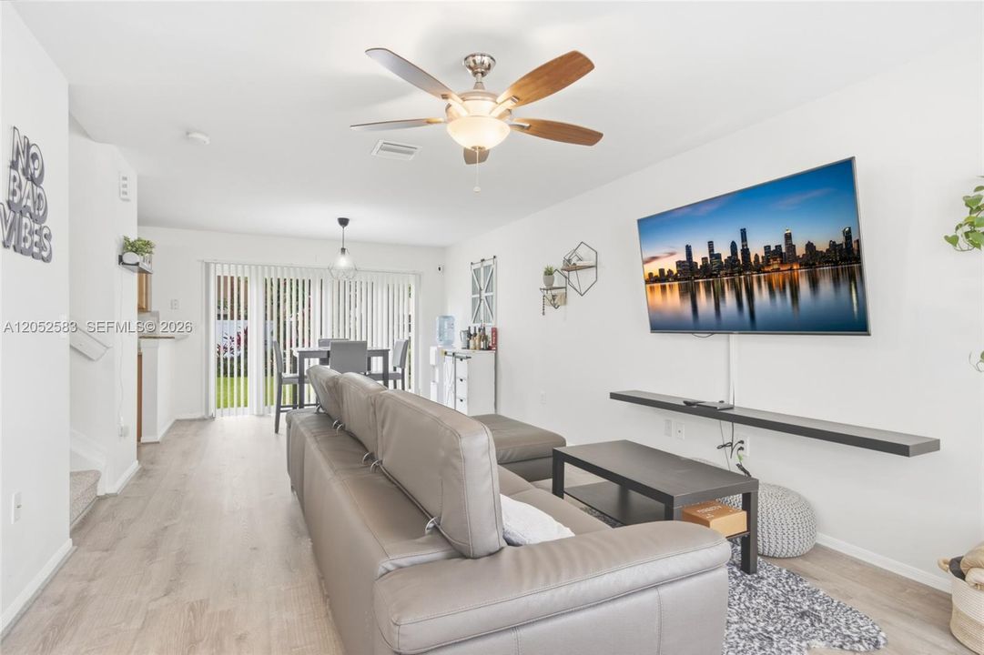 For Rent: $2,800 (2 beds, 2 baths, 1123 Square Feet)