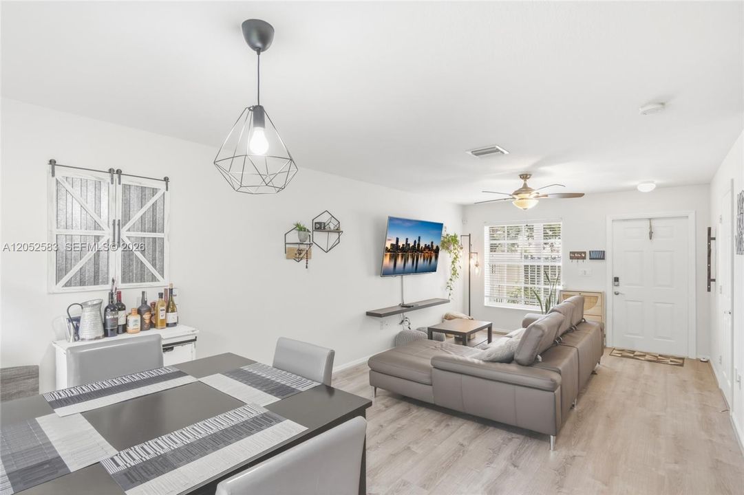For Rent: $2,800 (2 beds, 2 baths, 1123 Square Feet)