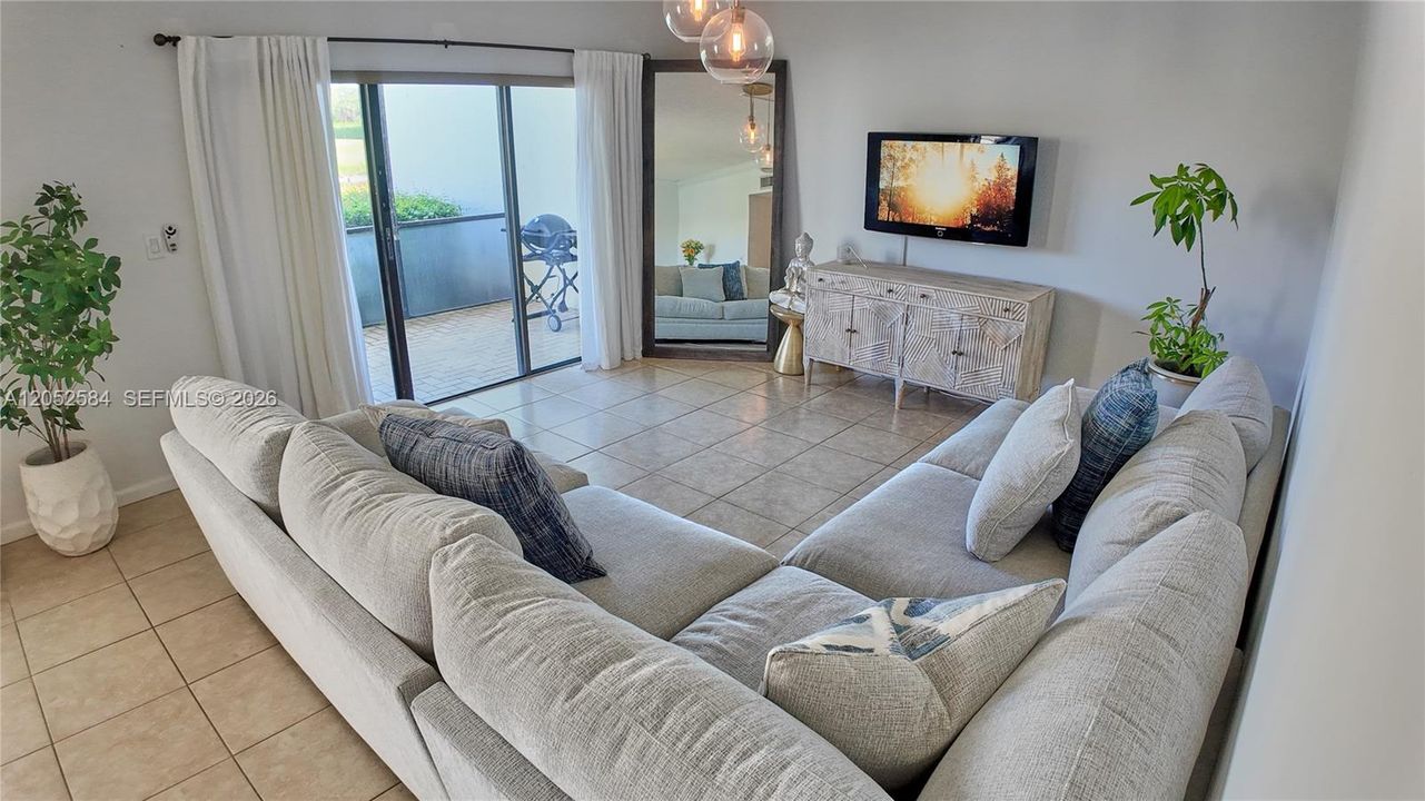 For Rent: $2,750 (1 beds, 1 baths, 1177 Square Feet)